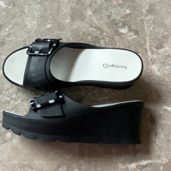 BARE TRAPS BRITANY WEDGE SANDALS - Picture 4 of 4